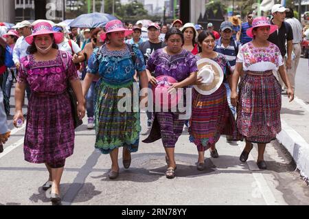 (150827) -- GUATEMALA CITY, des enseignants manifestent dans les rues de Guatemala City, au Guatemala le 26 août 2015. Les enseignants guatémaltèques ont exigé des améliorations dans le recrutement des enseignants, car un scandale de corruption a déclenché des manifestations de masse au Guatemala. Luis Echeverria) GUATEMALA-GUATEMALA CITY-MANIFESTATION e LuisxEcheverria PUBLICATIONxNOTxINxCHN 150827 des enseignants de Guatemala City manifestent dans les rues de Guatemala City au Guatemala LE 26 2015 août, des enseignants guatémaltèques ont exigé des améliorations dans le recrutement des enseignants car un scandale de corruption a déclenché une manifestation de masse à Guatemala lui Banque D'Images