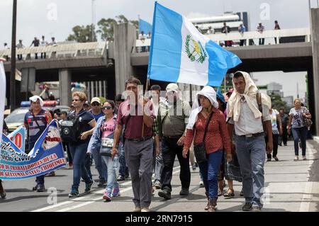 (150827) -- GUATEMALA CITY, des enseignants manifestent dans les rues de Guatemala City, au Guatemala le 26 août 2015. Les enseignants guatémaltèques ont exigé des améliorations dans le recrutement des enseignants, car un scandale de corruption a déclenché des manifestations de masse au Guatemala. Luis Echeverria) GUATEMALA-GUATEMALA CITY-MANIFESTATION e LuisxEcheverria PUBLICATIONxNOTxINxCHN 150827 des enseignants de Guatemala City manifestent dans les rues de Guatemala City au Guatemala LE 26 2015 août, des enseignants guatémaltèques ont exigé des améliorations dans le recrutement des enseignants car un scandale de corruption a déclenché une manifestation de masse à Guatemala lui Banque D'Images