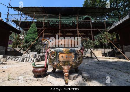 (150827) -- TAIYUAN, - la photo prise le 23 août 2015 montre la vue intérieure du palais Amitabha du temple Dayun, comté de Pingshun dans la province du Shanxi du nord de la Chine. Le temple Dayun a été construit à l'origine dans la troisième année de Tianfu, plus tard dynastie Jin (AD 938). C'est l'un des cinq bâtiments à structure en bois restants de la période des cinq dynasties en Chine. Plus de deux millions de RMB ont été investis pour la réparation et la restauration du temple depuis avril dernier. )(wjq) SHANXI-PINGSHUN-DAYUN TEMPLE-REPAIR (CN) FanxMinda PUBLICATIONxNOTxINxCHN 150827 Taiyuan photo prise LE 23 2015 août Show Banque D'Images