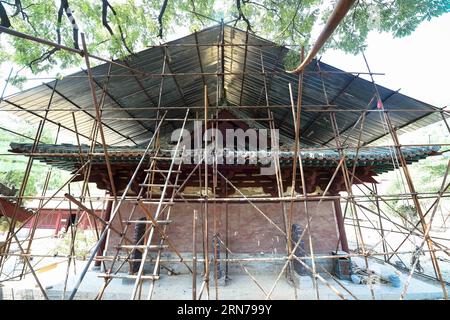 (150827) -- TAIYUAN, - la photo prise le 23 août 2015 montre le palais Amitabha du temple Dayun qui est en réparation, dans le comté de Pingshun dans la province du Shanxi du nord de la Chine. Le temple Dayun a été construit à l'origine dans la troisième année de Tianfu, plus tard dynastie Jin (AD 938). C'est l'un des cinq bâtiments à structure en bois restants de la période des cinq dynasties en Chine. Plus de deux millions de RMB ont été investis pour la réparation et la restauration du temple depuis avril dernier. )(wjq) SHANXI-PINGSHUN-DAYUN TEMPLE-REPAIR (CN) FanxMinda PUBLICATIONxNOTxINxCHN 150827 Taiyuan photo prise LE 23 2015 août Sho Banque D'Images