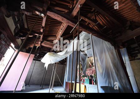 (150827) -- TAIYUAN, - la photo prise le 23 août 2015 montre la vue intérieure du palais Amitabha du temple Dayun, comté de Pingshun dans la province du Shanxi du nord de la Chine. Le temple Dayun a été construit à l'origine dans la troisième année de Tianfu, plus tard dynastie Jin (AD 938). C'est l'un des cinq bâtiments à structure en bois restants de la période des cinq dynasties en Chine. Plus de deux millions de RMB ont été investis pour la réparation et la restauration du temple depuis avril dernier. )(wjq) SHANXI-PINGSHUN-DAYUN TEMPLE-REPAIR (CN) FanxMinda PUBLICATIONxNOTxINxCHN 150827 Taiyuan photo prise LE 23 2015 août Show Banque D'Images