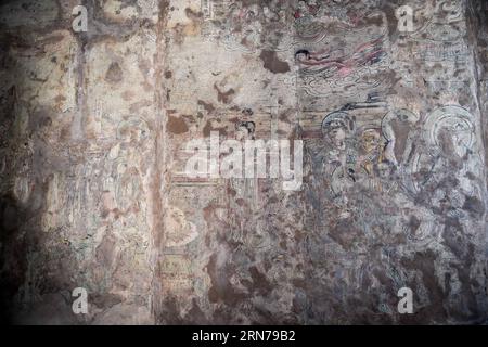 (150827) -- TAIYUAN, - photo prise le 23 août 2015 montre les peintures murales à l'intérieur du palais Amitabha du temple Dayun, comté de Pingshun dans la province du Shanxi du nord de la Chine. Le temple Dayun a été construit à l'origine dans la troisième année de Tianfu, plus tard dynastie Jin (AD 938). C'est l'un des cinq bâtiments à structure en bois restants de la période des cinq dynasties en Chine. Plus de deux millions de RMB ont été investis pour la réparation et la restauration du temple depuis avril dernier. )(wjq) SHANXI-PINGSHUN-DAYUN TEMPLE-REPAIR (CN) FanxMinda PUBLICATIONxNOTxINxCHN 150827 Taiyuan photo prise LE 23 2015 août Banque D'Images