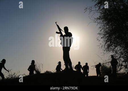 Des militants palestiniens masqués de la Brigade Al-Moudjahideen participent à un entraînement militaire dans leur camp dans la région de Shuja iyya près de la frontière entre Israël et la bande de Gaza, 27 août 2015) MIDEAST-GAZA-FORMATION MILITAIRE YasserxQudih PUBLICATIONxNOTxINxCHN un militant PALESTINIEN masqué de la Brigade Al Moudjahideen participe à un entraînement militaire dans leur camp dans la région de Shuja près de la frontière entre Israël et la bande de Gaza août 27 2015 Mideast Gaza formation militaire YasserxQudih PUBLICATIONxNOTxINxCHN Banque D'Images
