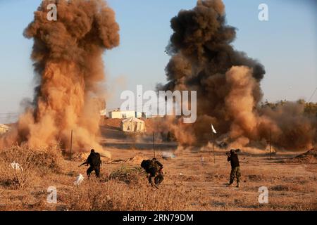 Des militants palestiniens masqués de la Brigade Al-Moudjahideen participent à un entraînement militaire dans leur camp dans la région de Shuja iyya près de la frontière entre Israël et la bande de Gaza, 27 août 2015) MIDEAST-GAZA-FORMATION MILITAIRE YasserxQudih PUBLICATIONxNOTxINxCHN un militant PALESTINIEN masqué de la Brigade Al Moudjahideen participe à un entraînement militaire dans leur camp dans la région de Shuja près de la frontière entre Israël et la bande de Gaza août 27 2015 Mideast Gaza formation militaire YasserxQudih PUBLICATIONxNOTxINxCHN Banque D'Images