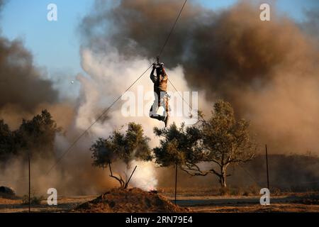 Des militants palestiniens masqués de la Brigade Al-Moudjahideen participent à un entraînement militaire dans leur camp dans la région de Shuja iyya près de la frontière entre Israël et la bande de Gaza, 27 août 2015) MIDEAST-GAZA-FORMATION MILITAIRE YasserxQudih PUBLICATIONxNOTxINxCHN un militant PALESTINIEN masqué de la Brigade Al Moudjahideen participe à un entraînement militaire dans leur camp dans la région de Shuja près de la frontière entre Israël et la bande de Gaza août 27 2015 Mideast Gaza formation militaire YasserxQudih PUBLICATIONxNOTxINxCHN Banque D'Images