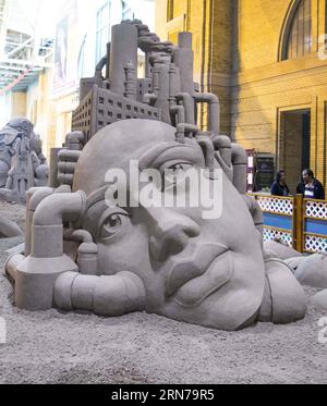 KULTUR Sandskulpturen Wettbewerb à Toronto (150829) -- TORONTO, le 28 août 2015 -- les visiteurs regardent des sculptures sur sable lors du Concours international de paires de sculptures sur sable de 2015 à la 137e exposition nationale canadienne à Toronto, Canada, le 28 août 2015.) CANADA-TORONTO-EXPOSITION NATIONALE CANADIENNE-CONCOURS DE COUPLES DE SCULPTURE SUR SABLE ZouxZheng PUBLICATIONxNOTxINxCHN Culture Concours de sculptures sur sable à Toronto Toronto 28 2015 août les visiteurs regardent les sculptures sur sable lors du concours international de couples de sculpture sur sable 2015 À la 137e exposition nationale canadienne à Toronto Canada août 28 2015 Banque D'Images