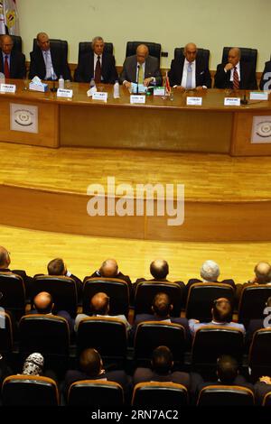 (150830) -- LE CAIRE, 30 août 2015 -- Ayman Abbas (4e L), président du Comité suprême électoral égyptien, s'adresse aux médias lors d'une conférence de presse au Caire, en Égypte, le 30 août 2015. Les élections parlementaires tant attendues en Égypte débuteront le 18 octobre, a déclaré le chef du comité électoral lors d une conférence de presse dimanche soir. EGYPT-CAIRO-PARLIAMENTARY-POLL AhmedxGomaa PUBLICATIONxNOTxINxCHN 150830 le Caire août 30 2015 Ayman Abbas 4e l Président de la Commission ÉLECTORALE suprême égyptienne s'adresse aux médias lors d'une conférence de presse au Caire Égypte août 30 2015 Égypte S tant attendu les sondages parlementaires will Kick of Banque D'Images