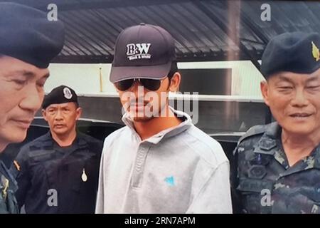 (150901) -- BANGKOK, 1 septembre 2015 () -- Une capture d'écran de télévision prise le 1 septembre 2015 montre des policiers thaïlandais escortant un suspect (C) à Bangkok, Thaïlande. Mardi matin, la police thaïlandaise a arrêté un suspect important du récent attentat à la bombe meurtrier au sanctuaire Erawan dans le centre-ville de Bangkok, a déclaré le porte-parole de la police Prawut Thawornsiri. () THAÏLANDE-BANGKOK-ATTENTAT-SUSPECT-ARRESTATION Xinhua PUBLICATIONxNOTxINxCHN 150901 Bangkok sept 1 2015 une capture d'écran TV prise LE 1 2015 septembre montre des policiers thaïlandais escortant un suspect C à Bangkok pays thaïlandais police thaï mardi matin arrêté à un suspect IMPORTANT Banque D'Images