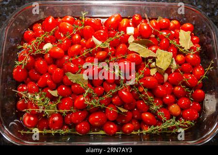 Confit de tomates cerises dans un grand plat de service Banque D'Images