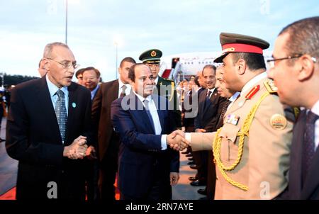 (150901) -- BEIJING, 1 septembre 2015 -- le président égyptien Abdel-Fattah al-Sisi (2e L, front) arrive à l'aéroport international de Pékin à Pékin, capitale de la Chine, le 1 septembre 2015, pour assister aux événements commémorant le 70e anniversaire de la victoire dans la guerre de résistance du peuple chinois contre l'agression japonaise et la Seconde Guerre mondiale )(MCG) CHINE-PÉKIN-PRÉSIDENT ÉGYPTIEN-ARRIVÉE (CN) RenxJunchuan PUBLICATIONxNOTxINxCHN 150901 Pékin 1 2015 sept. Le Président égyptien Abdel Fattah Al Sisi 2e le Front arrive À l'aéroport international de Pékin capitale de la Chine sept Banque D'Images