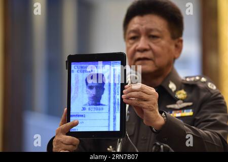 (150901) -- BANGKOK, 1 septembre 2015 -- Prawut Thawornsiri, porte-parole de la police thaïlandaise, affiche la photo d'un suspect de l'attentat à la bombe au sanctuaire Erawan de Bangkok, lors d'une conférence de presse à Bangkok, capitale de la Thaïlande, le 1 septembre 2015. L'armée thaïlandaise a appréhendé mardi un suspect du récent attentat à la bombe au sanctuaire d'Erawan dans le centre-ville de Bangkok, a déclaré Winthai Suwaree, porte-parole du Conseil national pour la paix et l'ordre. THAILAND-BANGKOK-BOMBING-KEY SUSPECT-ARRESTATION LixMangmang PUBLICATIONxNOTxINxCHN 150901 Bangkok sept 1 2015 le porte-parole de la police thaïlandaise Prawut Thawornsiri affiche le Pict Banque D'Images