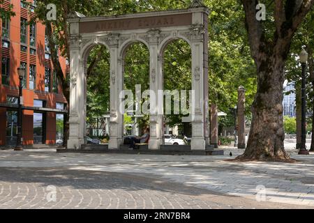 Jeune sans-abri reposant à l'entrée de Ankeny Square dans le centre-ville de Portland, Oregon Banque D'Images