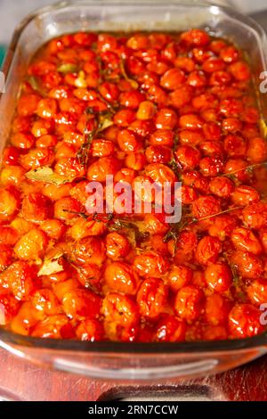 Confit de tomates cerises dans un grand plat de service Banque D'Images