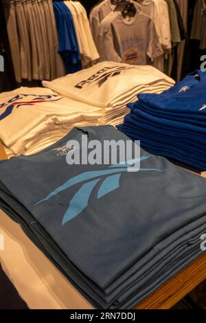 La marque Reebok vêtements et chaussures de sport a un grand magasin sur Union Square à Manhattan, 2023, New York City, États-Unis Banque D'Images