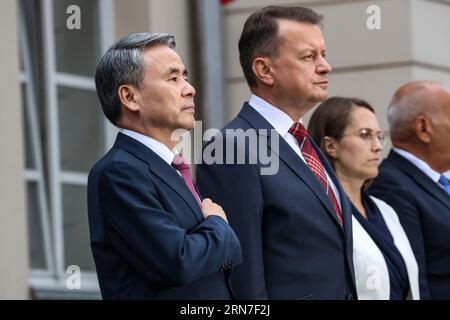 Varsovie, Pologne. 31 août 2023. Mariusz B?aszczak (à droite), ministre de la Défense et vice-premier ministre polonais, et son homologue sud-coréen Lee Jong-sup ((à gauche) se tiennent au ministère de la Défense à Varsovie, capitale de la Pologne, lors de la visite officielle des représentants de la République de Corée dans le pays du flanc est de l'OTAN. Les ministres ont parlé de la sécurité des membres de l'OTAN face à l'agression russe en Ukraine (le voisin immédiat de la Pologne) ainsi que des accords commerciaux sur les armes. Crédit : SOPA Images Limited/Alamy Live News Banque D'Images