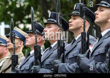 Varsovie, Pologne. 31 août 2023. Des soldats polonais prennent garde alors que Mariusz B?aszczak, ministre de la Défense et vice-premier ministre polonais, accueille son homologue sud-coréen, Lee Jong-sup, au ministère de la Défense à Varsovie, capitale de la Pologne, lors de la visite officielle des représentants de la République coréenne dans le pays du flanc est de l'OTAN. Les ministres ont parlé de la sécurité des membres de l'OTAN face à l'agression russe en Ukraine (le voisin immédiat de la Pologne) ainsi que des accords commerciaux sur les armes. Crédit : SOPA Images Limited/Alamy Live News Banque D'Images