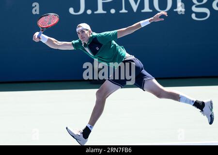 New York, États-Unis. 31 août 2023. John Isner des USA revient au 2e tour contre Michael Mmoh des USA aux US Open Championships au Billie Jean King tennis Center à New York le 31 août 2023. Mmoh a gagné en cinq sets. (Photo de Lev Radin/Sipa USA) crédit : SIPA USA/Alamy Live News Banque D'Images