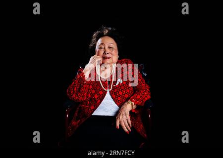 (150904) -- BEIJING, 4 septembre 2015 -- la photo prise le 2 septembre 2015 montre l'image d'Anna Chan Chennault, à Beijing, capitale de la Chine. Anna Chan Chennault est la veuve du Lieutenant-général Claire Lee Chennault, commandant des opérations aériennes américaines en Chine pendant la Seconde Guerre mondiale. Le président chinois Xi Jinping a décerné mercredi des médailles à 10 combattants antifascistes internationaux qui ont combattu pour la Chine pendant la Seconde Guerre mondiale. (mt) CHINA-BEIJING-V-DAY REMEMOREMEMORY-FOREIGN VETERANS&CILIVILIANS (CN) LiuxJinhai PUBLICATIONxNOTxINxCHN 150904 Beijing sept 4 2015 la photo prise LE 2 2015 septembre montre l'image o Banque D'Images