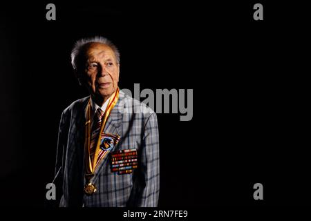 (150904) -- BEIJING, 4 septembre 2015 -- la photo prise le 2 septembre 2015 montre l'image de Yuri N. Yasnev, à Beijing, capitale de la Chine. Yuri N. Yasnev est un vétéran de l'Armée rouge soviétique, qui a pris part à l'effort de libération du nord-est de la Chine pendant la Seconde Guerre mondiale. Le président chinois Xi Jinping a décerné mercredi des médailles à 10 combattants antifascistes internationaux qui ont combattu pour la Chine pendant la Seconde Guerre mondiale. (mt) CHINA-BEIJING-V-DAY COMEMOREMEMEMORATION-FOREIGN VETERANS&CILIVILIANS (CN) LiuxJinhai PUBLICATIONxNOTxINxCHN 150904 Beijing sept 4 2015 la photo prise LE 2 2015 septembre montre l'image de Yuri n à Beijing Cap Banque D'Images