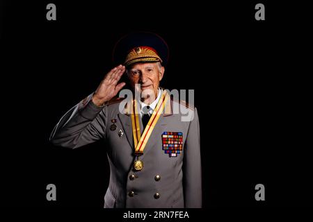 (150904) -- BEIJING, 4 septembre 2015 -- la photo prise le 2 septembre 2015 montre l'image de G. Shudlo, à Beijing, capitale de la Chine. G. Shudlo est un vétéran de l'Armée rouge soviétique qui a participé à la bataille pour libérer la ville de Shenyang dans le nord-est de la Chine pendant la Seconde Guerre mondiale. Le président chinois Xi Jinping a décerné mercredi des médailles à 10 combattants antifascistes internationaux qui ont combattu pour la Chine pendant la Seconde Guerre mondiale. (mt) CHINA-BEIJING-V-DAY COMEMOREMEMEMORY-FOREIGN VETERANS&CILIVILIANS (CN) LiuxJinhai PUBLICATIONxNOTxINxCHN 150904 Beijing sept 4 2015 la photo prise LE 2 2015 septembre montre l'image de G In Banque D'Images