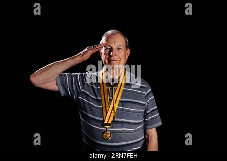 (150904) -- BEIJING, 4 septembre 2015 -- la photo prise le 2 septembre 2015 montre l'image de J.V. Vinyard, à Beijing, capitale de la Chine. J.V. Vinyard est un ancien pilote américain qui a participé à plus de 600 heures de vols opérationnels dans des avions de transport sur les routes dangereuses et difficiles Assam-Bengal-China Air pendant la Seconde Guerre mondiale, transportant des marchandises et du matériel vers la Chine. Le président chinois Xi Jinping a décerné mercredi des médailles à 10 combattants antifascistes internationaux qui ont combattu pour la Chine pendant la Seconde Guerre mondiale. (MT) CHINE-PÉKIN-COMMÉMORATION DU V-JOUR-ANCIENS COMBATTANTS ÉTRANGERS ET CILIVILIANS (CN) LIUXJINHAI PUBLICATI Banque D'Images