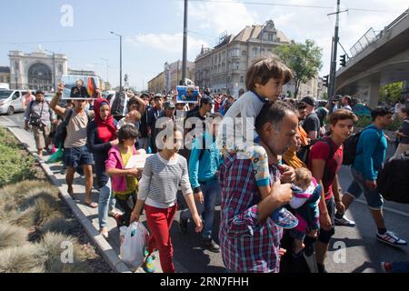 (150904) -- BUDAPEST, 4 septembre 2015 -- les réfugiés commencent à marcher jusqu'à Vienne à la gare Keleti à Budapest, Hongrie, le 4 septembre 2015. Selon la police hongroise, environ 800 réfugiés ont annoncé qu'ils allaient à pied jusqu'à Vienne dans leur tentative d'atteindre l'Allemagne. Les chemins de fer hongrois (MAV) ont arrêté tous les trains internationaux. ) HONGRIE-BUDAPEST-RÉFUGIÉS AttilaxVolgyi PUBLICATIONxNOTxINxCHN 150904 Budapest sept 4 2015 réfugiés commencent à marcher jusqu'à Vienne À la gare Keleti de Budapest Hongrie LE 4 2015 septembre selon la police hongroise environ 800 réfugiés ont annoncé Thatcher ils Banque D'Images