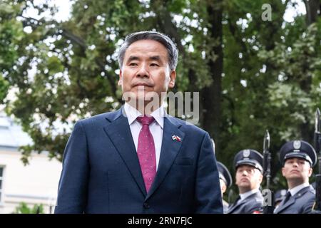 Varsovie, Pologne. 31 août 2023. Le ministre de la Défense de la République de Corée, Lee Jong-sup, se rend en Pologne pour une rencontre bilatérale avec le ministère de la Défense à Varsovie, la capitale de la Pologne, lors de la visite officielle des représentants de la République de Corée dans le pays du flanc est de l'OTAN le 31 août 2023. Les ministres parlent de la sécurité des membres de l'OTAN face à l'agression russe en Ukraine (le voisin immédiat de la Pologne) ainsi que des accords commerciaux sur les armes. (Photo Dominika Zarzycka/Sipa USA) crédit : SIPA USA/Alamy Live News Banque D'Images