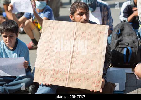 (150904) -- BUDAPEST, 4 septembre 2015 -- des réfugiés qui veulent se rendre en Allemagne sont vus à la gare Keleti à Budapest, Hongrie, le 4 septembre 2015. Selon la police hongroise, environ 800 réfugiés ont annoncé qu'ils allaient à pied jusqu'à Vienne dans leur tentative d'atteindre l'Allemagne. Les chemins de fer hongrois (MAV) ont arrêté tous les trains internationaux. ) HONGRIE-BUDAPEST-RÉFUGIÉS AttilaxVolgyi PUBLICATIONxNOTxINxCHN 150904 Budapest sept 4 2015 les réfugiés qui veulent aller en Allemagne sont des lacs À la gare Keleti à Budapest Hongrie LE 4 2015 septembre selon la police hongroise environ 800 réfugiés ont annoncé Tha Banque D'Images