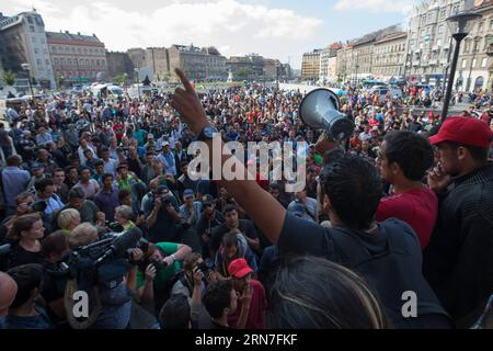 (150904) -- BUDAPEST, 4 septembre 2015 -- les réfugiés manifestent avant de commencer à marcher jusqu'à Vienne à la gare Keleti de Budapest, Hongrie, le 4 septembre 2015. Selon la police hongroise, environ 800 réfugiés ont annoncé qu'ils allaient à pied jusqu'à Vienne dans leur tentative d'atteindre l'Allemagne. Les chemins de fer hongrois (MAV) ont arrêté tous les trains internationaux. ) HONGRIE-BUDAPEST-RÉFUGIÉS AttilaxVolgyi PUBLICATIONxNOTxINxCHN 150904 Budapest sept 4 2015 les réfugiés manifestent avant de commencer à marcher jusqu'à Vienne À la gare Keleti de Budapest Hongrie LE 4 2015 septembre selon la police hongroise environ 800 Refu Banque D'Images