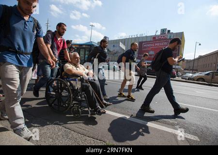 (150904) -- BUDAPEST, 4 septembre 2015 -- les réfugiés commencent à marcher jusqu'à Vienne à la gare Keleti à Budapest, Hongrie, le 4 septembre 2015. Selon la police hongroise, environ 800 réfugiés ont annoncé qu'ils allaient à pied jusqu'à Vienne dans leur tentative d'atteindre l'Allemagne. Les chemins de fer hongrois (MAV) ont arrêté tous les trains internationaux. ) HONGRIE-BUDAPEST-RÉFUGIÉS AttilaxVolgyi PUBLICATIONxNOTxINxCHN 150904 Budapest sept 4 2015 réfugiés commencent à marcher jusqu'à Vienne À la gare Keleti de Budapest Hongrie LE 4 2015 septembre selon la police hongroise environ 800 réfugiés ont annoncé Thatcher ils Banque D'Images