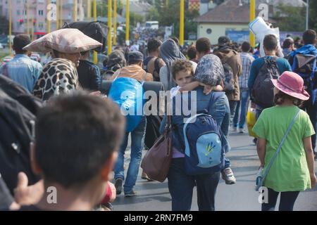 (150904) -- BUDAPEST, 4 septembre 2015 -- les réfugiés commencent à marcher jusqu'à Vienne à la gare Keleti à Budapest, Hongrie, le 4 septembre 2015. Selon la police hongroise, environ 800 réfugiés ont annoncé qu'ils allaient à pied jusqu'à Vienne dans leur tentative d'atteindre l'Allemagne. Les chemins de fer hongrois (MAV) ont arrêté tous les trains internationaux. ) HONGRIE-BUDAPEST-RÉFUGIÉS AttilaxVolgyi PUBLICATIONxNOTxINxCHN 150904 Budapest sept 4 2015 réfugiés commencent à marcher jusqu'à Vienne À la gare Keleti de Budapest Hongrie LE 4 2015 septembre selon la police hongroise, environ 800 réfugiés ont annoncé qu'ils étaient en train de marcher Banque D'Images