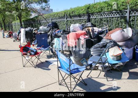 Les demandeurs d'asile et leurs effets personnels sont stationnés à l'extérieur du poste de police du 18e district sur le côté nord de Chicago le 31 août 2023. Les protocoles stipulent que ceux qui se trouvent à la station sont autorisés à entrer dans les toilettes, mais sinon, ils doivent rester dehors de 8 h à 8 h. plus de 13, 000 demandeurs d'asile sont arrivés à Chicago depuis l'été dernier et la demande d'aide a mis à rude épreuve un système d'abris urbains déjà surchargé. (Photo : Alexandra Buxbaum/Sipa USA) crédit : SIPA USA/Alamy Live News Banque D'Images