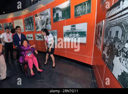 (150905) -- ZHIJIANG, le 5 septembre 2015 -- Anna Chan Chennault, épouse de la pilote américaine Claire Chennault, qui s'est portée volontaire pour combattre contre l'armée de l'air japonaise pendant la Seconde Guerre mondiale, visite le Mesuem commémoratif des Tigres volants à Zhijiang, dans la province du Hunan du centre de la Chine, le 5 septembre 2015.) (zkr) CHINA-HUNAN-ZHIJIANG-ANNA CHAN CHENNAULT (CN) LongxHongtao PUBLICATIONxNOTxINxCHN 150905 Zhijiang sept 5 2015 Anna Chan Chennault épouse du pilote américain Claire Chennault qui s'est portée volontaire pour combattre contre l'armée de l'air japonaise pendant le World WAS II visite le Mesuem commémoratif Flying Tigers à Zhijiang cent Banque D'Images