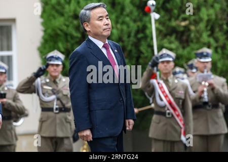 Varsovie, Pologne. 31 août 2023. Le ministre de la Défense de la République de Corée, Lee Jong-sup, se rend en Pologne pour une rencontre bilatérale avec le ministère de la Défense à Varsovie, la capitale de la Pologne, lors de la visite officielle des représentants de la République de Corée dans le pays du flanc est de l'OTAN le 31 août 2023. Les ministres parlent de la sécurité des membres de l'OTAN face à l'agression russe en Ukraine (le voisin immédiat de la Pologne) ainsi que des accords commerciaux sur les armes. (Photo Dominika Zarzycka/Sipa USA) crédit : SIPA USA/Alamy Live News Banque D'Images