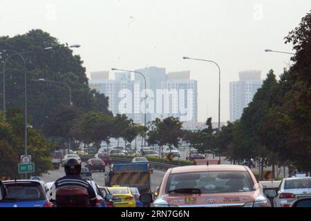 (150905) -- SINGAPOUR, 5 septembre 2015 -- Haze couvre les districts de Toa Payoh et de Bishan de Singapour, 5 septembre 2015. L'indice de pollution à Singapour atteint plus de 100 PSI samedi. ) SINGAPORE-HAZE-POLLUTION ThenxChihxWey PUBLICATIONxNOTxINxCHN 150905 Singapour sept 5 2015 HAZE couvre Singapour S Toa Payoh et Bishan districts sept 5 2015 l'indice de pollution à Singapour dépasse 100 PSI LE samedi Singapore HAZE pollution ThenxChihxWey PUBLICATIONxNOTxINxCHN Banque D'Images