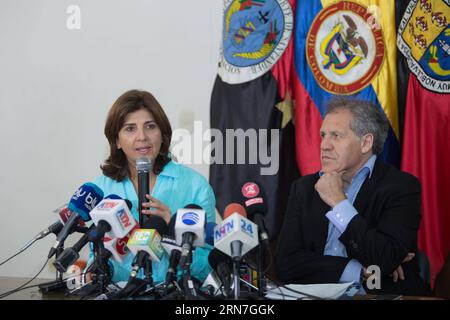 (150905) -- CUCUTA, 5 septembre 2015 -- image fournie par le ministère colombien des Affaires étrangères montre la ministre colombienne des Affaires étrangères Maria Angela Holguin (à gauche) et le secrétaire général de l'Organisation des États américains (OEA) Luis Almagro prenant part à une conférence de presse à Cucuta, en Colombie, le 5 septembre 2015. Luis Almagro a visité samedi des refuges à Cucuta pour les Colombiens qui auraient été expulsés du Venezuela. Andres Piscov/Ministère colombien des Affaires étrangères) (dzl) COLOMBIE-VENEZUELA-OEA VISITE EN CHEF EN COLOMBIE SxCHANCELLERY PUBLICATIONxNOTxINxCHN 150905 Cucuta sept 5 2015 image fournie par les expositions du Ministère colombien des Affaires étrangères Banque D'Images