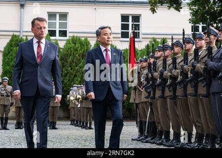 Varsovie, Pologne. 31 août 2023. Mariusz B?aszczak, ministre de la Défense et vice-premier ministre polonais, et son homologue sud-coréen Lee Jong-sup accueillent des soldats au ministère de la Défense à Varsovie, capitale de la Pologne, lors de la visite officielle des représentants de la République de Corée dans le pays du flanc est de l'OTAN le 31 août 2023. Les ministres parlent de la sécurité des membres de l'OTAN face à l'agression russe en Ukraine (le voisin immédiat de la Pologne) ainsi que des accords commerciaux sur les armes. (Photo Dominika Zarzycka/Sipa USA) crédit : SIPA USA/Alamy Live News Banque D'Images