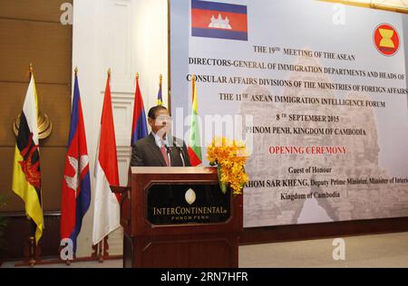 (150908) -- PHNOM PENH, le 8 septembre 2015 -- le ministre cambodgien de l'intérieur, SAR Kheng, prend la parole lors de la cérémonie d'ouverture de la 19e réunion des directeurs généraux du Département de l'immigration de l'ASEAN et des chefs des divisions des affaires consulaires des ministères des affaires étrangères à Phnom Penh, Cambodge, le 8 septembre 2015. Les chefs de l'immigration des dix États membres de l'ANASE se sont réunis ici mardi pour discuter des moyens de relever les défis de l'immigration et du trafic d'êtres humains. (Zjy) CAMBODGE-PHNOM PENH-ASEAN-RÉUNION Sovannara PUBLICATIONxNOTxINxCHN Phnom Penh sept 8 2015 les ministres cambodgiens de l'intérieur SAR Kheng prennent la parole Banque D'Images