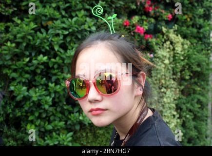 (150908) -- SUZHOU, 8 septembre 2015 -- Un visiteur pose pour des photos avec une décoration de cheveux floraux dans une rue de Suzhou, dans la province du Jiangsu de l'est de la Chine, le 6 septembre 2015. Décoration florale de cheveux est devenu populaire récemment dans les rues de Suzhou.) (Zwx) CHINA-JIANGSU-SUZHOU-HAIR DECORATION(CN) WangxJiankang PUBLICATIONxNOTxINxCHN Suzhou sept 8 2015 un visiteur pose pour des photos avec décoration florale de cheveux À une rue dans Suzhou est Chine S Jiangsu province sept 6 2015 décoration florale de cheveux est devenu populaire récemment DANS les rues de Suzhou zwx Chine Jiangsu Suzhou Hair Decoration CN WangxJiangxJiangwx PUBLICATIONxNOTx Banque D'Images