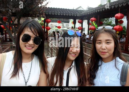 (150908) -- SUZHOU, 8 septembre 2015 -- des visiteurs posent pour des photos avec une décoration florale de cheveux dans une rue de Suzhou, dans la province de Jiangsu dans l'est de la Chine, le 6 septembre 2015. Décoration florale de cheveux est devenu populaire récemment dans les rues de Suzhou.) (Zwx) CHINA-JIANGSU-SUZHOU-HAIR DECORATION(CN) WangxJiankang PUBLICATIONxNOTxINxCHN Suzhou sept 8 2015 visiteurs posent pour des photos avec décoration de cheveux floraux dans une rue de Suzhou East China S Jiangsu province sept 6 2015 Décoration de cheveux floraux est devenu populaire récemment DANS les rues de Suzhou zwx China JiangxINTxIONxIONXC Jiangsu Suzhou Banque D'Images