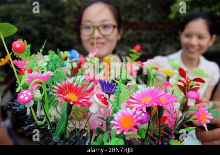 (150908) -- SUZHOU, 8 septembre 2015 -- des visiteurs achètent des décorations florales pour cheveux dans une rue de Suzhou, dans la province du Jiangsu de l'est de la Chine, 6 septembre 2015. Décoration florale de cheveux est devenu populaire récemment dans les rues de Suzhou.) (Zwx) CHINA-JIANGSU-SUZHOU-HAIR DECORATION(CN) WangxJiankang PUBLICATIONxNOTxINxCHN Suzhou sept 8 2015 visiteurs Acheter décoration florale de cheveux DANS une rue de Suzhou est Chine S Jiangsu province sept 6 2015 décoration florale de cheveux est devenu populaire récemment DANS les rues de Suzhou zwx China Jiangsu Suzhou Hair Decoration CN WangxJiankang PUBLICATIONxNOTn Banque D'Images