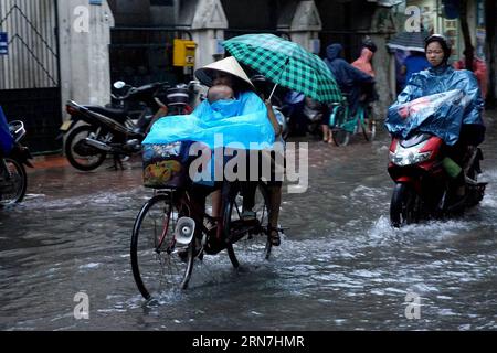 (150908) -- HANOI, 8 septembre 2015 -- des résidents locaux se promenaient dans une rue inondée à Hanoi, Vietnam, 8 septembre 2015. De fortes pluies ont eu lieu tôt mardi matin à Hanoi a laissé plusieurs rues inondées et causé des embouteillages pendant les heures de pointe.) VIETNAM-HANOI-FORTES PLUIES-INONDATIONS-EMBOUTEILLAGE VNA PUBLICATIONxNOTxINxCHN Hanoi sept 8 2015 résidents locaux veau dans une rue inondée à Hanoi Vietnam sept 8 2015 de fortes pluies se sont produites tôt mardi matin à Hanoi ont laissé plusieurs rues inondées et CAUSÉ un embouteillage pendant l'heure de pointe Vietnam Hanoi forte pluie crue embouteillage VNA PUBLICATIONxNOTxINxCHN Banque D'Images