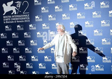 (150908) -- VENISE, 8 septembre 2015 -- le réalisateur Bertrand Tavernier assiste à un photocall pour Bertrand Tavernier Lion d'or pour Lifetime Achievement 2015 lors du 72e Festival du film de Venise à Venise, Italie, le 8 septembre 2015. ) ITALY-VENICE-FILM-FESTIVAL-72ND-LION D'OR POUR LIFETIME ACHIEVEMENT-PHOTOCALL JinxYu PUBLICATIONxNOTxINxCHN Venise sept 8 2015 le réalisateur Bertrand Tavernier assiste à un appel photo pour Bertrand Tavernier Lion d'or pour Lifetime Achiev lors du 72e Festival du film de Venise Italie LE 8 2015 septembre 2015 72e Lion d'or pour Lifetime Achiev Banque D'Images