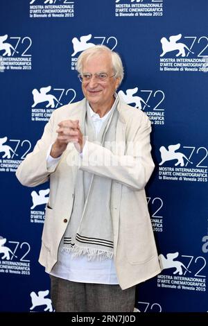 150908 -- VENISE, 8 septembre 2015 -- le réalisateur Bertrand Tavernier assiste à un photocall pour Bertrand Tavernier Lion d'or pour Lifetime Achievement 2015 lors du 72e Festival du film de Venise à Venise, Italie, le 8 septembre 2015. ITALIE-VENISE-FILM-FESTIVAL-72ND-LION D'OR POUR LA RÉALISATION DE LA VIE-PHOTOCALL JINXYU PUBLICATIONXNOTXINXCHN Banque D'Images