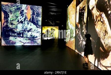 (150909) -- PÉKIN, 8 septembre 2015 () -- les gens visitent une exposition d'art multimédia de Vincent van Gogh dans un centre commercial du quartier Chaoyang de Pékin, capitale de la Chine, le 8 septembre 2015. Une exposition d'art multimédia des œuvres de Vincent van Gogh utilisant la technologie de projection est apparue à Pékin mardi, qui durera trois mois jusqu'à début décembre. () (zwx) CHINA-BEIJING-VINCENT VAN GOGH-ART SHOW(CN) Xinhua PUBLICATIONxNOTxINxCHN 150909 Pékin sept 8 2015 célébrités visitent une exposition d'art multimédia de Vincent van Gogh DANS un centre commercial dans le quartier de Chao Yang de Pékin capitale de la Chine Banque D'Images