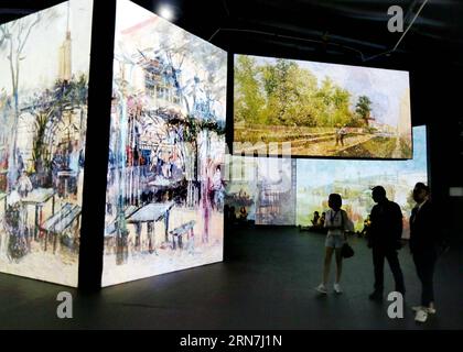 (150909) -- PÉKIN, 8 septembre 2015 () -- les gens visitent une exposition d'art multimédia de Vincent van Gogh dans un centre commercial du quartier Chaoyang de Pékin, capitale de la Chine, le 8 septembre 2015. Une exposition d'art multimédia des œuvres de Vincent van Gogh utilisant la technologie de projection est apparue à Pékin mardi, qui durera trois mois jusqu'à début décembre. () (zwx) CHINA-BEIJING-VINCENT VAN GOGH-ART SHOW(CN) Xinhua PUBLICATIONxNOTxINxCHN 150909 Pékin sept 8 2015 célébrités visitent une exposition d'art multimédia de Vincent van Gogh DANS un centre commercial dans le quartier de Chao Yang de Pékin capitale de la Chine Banque D'Images