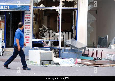 (150910) -- ANKARA, 10 septembre 2015 -- Un homme passe devant le bureau du Parti démocratique du peuple (HDP) qui est détruit par des manifestants à Ankara, Turquie, le 10 septembre 2015. Les dirigeants des partis au pouvoir et de l opposition ont appelé au calme alors que la colère de l opinion publique augmentait face à la reprise des conflits entre les forces gouvernementales et les rebelles du Parti des travailleurs du Kurdistan (PKK) interdits. TURQUIE-ANKARA-CONFLITS ZouxLe PUBLICATIONxNOTxINxCHN Ankara sept 10 2015 un homme passe devant le bureau du Parti démocratique populaire HDP qui EST détruit par des manifestants à Ankara Turquie sept 10 2015 les dirigeants de la Turquie S ruli Banque D'Images