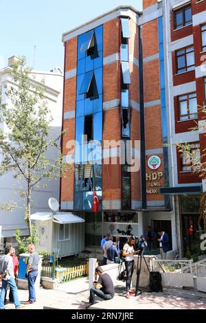 (150910) -- ANKARA, 10 septembre 2015 -- Un homme passe devant le bureau du Parti démocratique du peuple (HDP) qui est détruit par des manifestants à Ankara, Turquie, le 10 septembre 2015. Les dirigeants des partis au pouvoir et de l opposition ont appelé au calme alors que la colère de l opinion publique augmentait face à la reprise des conflits entre les forces gouvernementales et les rebelles du Parti des travailleurs du Kurdistan (PKK) interdits. TURQUIE-ANKARA-CONFLITS ZouxLe PUBLICATIONxNOTxINxCHN Ankara sept 10 2015 un homme passe devant le bureau du Parti démocratique populaire HDP qui EST détruit par des manifestants à Ankara Turquie sept 10 2015 les dirigeants de la Turquie S ruli Banque D'Images