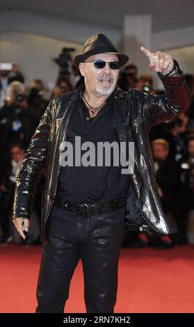 (150911) -- VENISE, 11 septembre 2015 -- la star du rock italien Vasco Rossi assiste à une première de Per Amor Vostro au 72e Festival du film de Venise à l'île du Lido à Venise, Italie, le 11 septembre 2015.) ITALY-VENICE-FILM-FESTIVAL-72ND-PER Amor VOSTRO-PREMIERE YexPingfan PUBLICATIONxNOTxINxCHN 150911 Venise sept 11 2015 le Rock Star italien Vasco Rossi assiste à une première pour Per Amor vostro AU 72e Festival du film de Venise AU Lido Islande à Venise Italie sept 11 2015 Italie Festival du film de Venise 72e par Amor vostro Premiere YexPingfan PUBLICATxNOXTxIONXNORX Banque D'Images