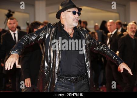 (150911) -- VENISE, 11 septembre 2015 -- la star du rock italien Vasco Rossi assiste à une première de Per Amor Vostro au 72e Festival du film de Venise à l'île du Lido à Venise, Italie, le 11 septembre 2015.) ITALY-VENICE-FILM-FESTIVAL-72ND-PER Amor VOSTRO-PREMIERE YexPingfan PUBLICATIONxNOTxINxCHN 150911 Venise sept 11 2015 le Rock Star italien Vasco Rossi assiste à une première pour Per Amor vostro AU 72e Festival du film de Venise AU Lido Islande à Venise Italie sept 11 2015 Italie Festival du film de Venise 72e par Amor vostro Premiere YexPingfan PUBLICATxNOXTxIONXNORX Banque D'Images